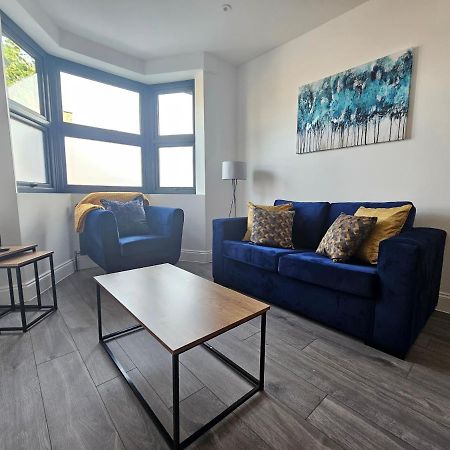 Spacious 4Br House, London, Sleeps 9, Parking Available Exterior photo