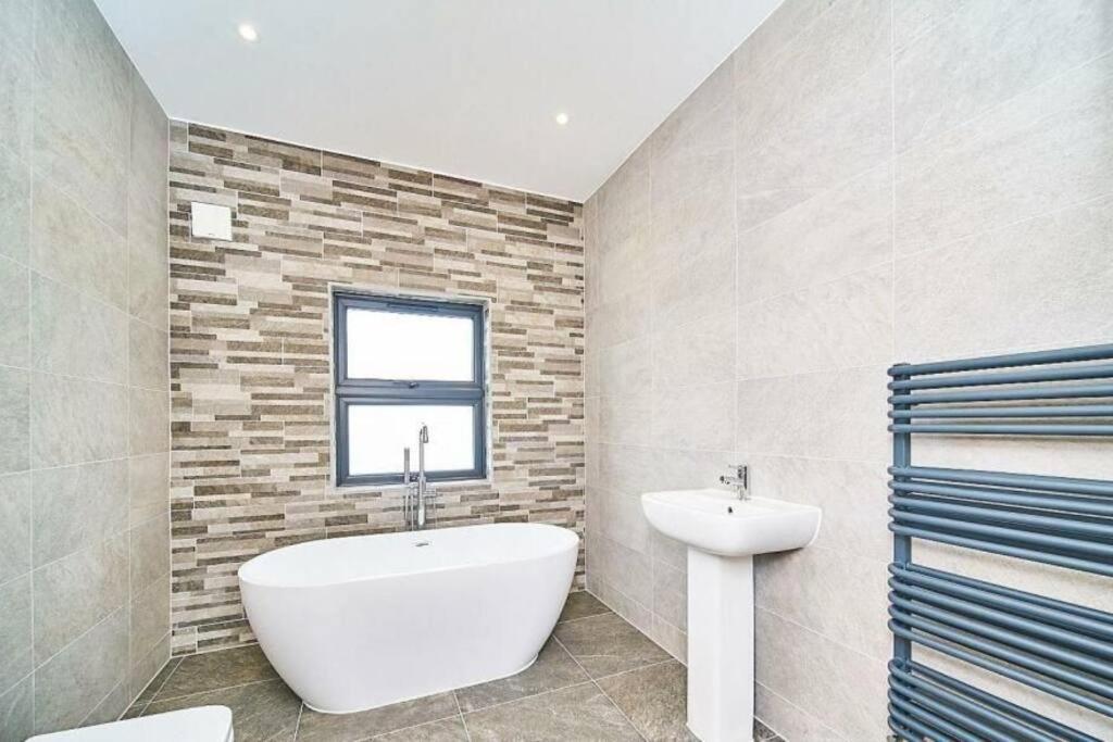 Spacious 4Br House, London, Sleeps 9, Parking Available Exterior photo