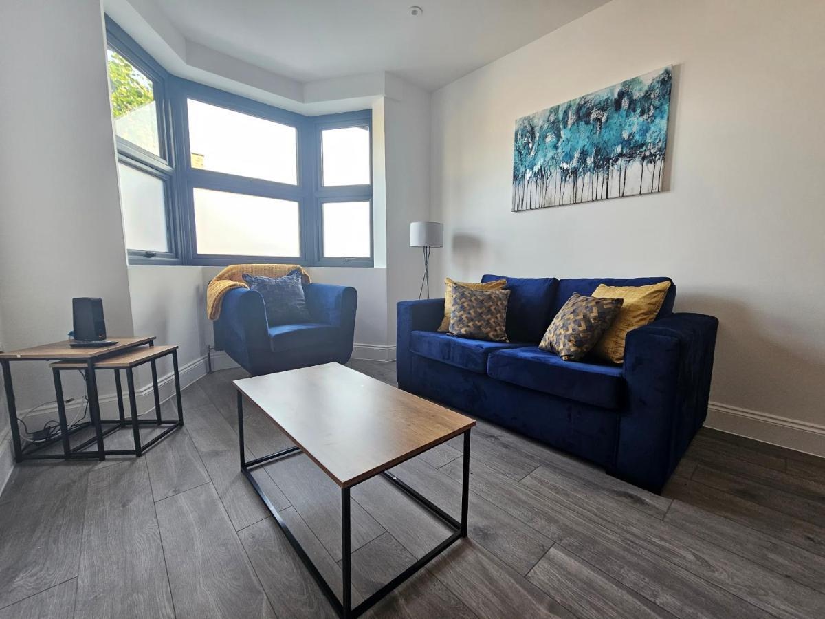 Spacious 4Br House, London, Sleeps 9, Parking Available Exterior photo