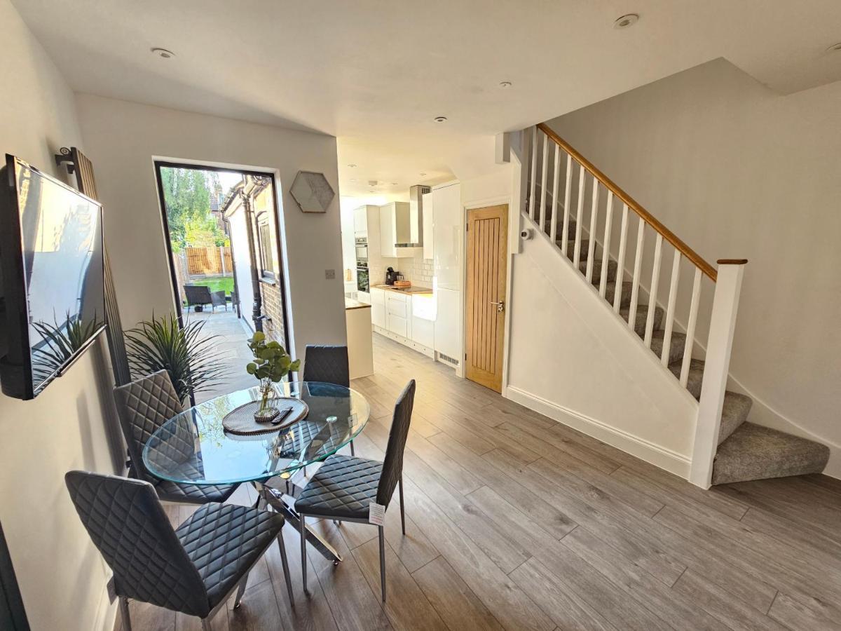 Spacious 4Br House, London, Sleeps 9, Parking Available Exterior photo